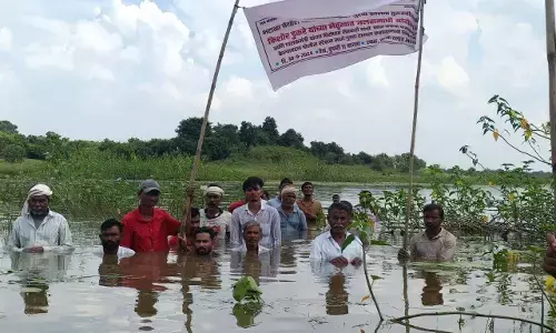 मामा तालाब पर अतिक्रमण से भड़के किसानों ने किया 4 घंटे जलसमाधि आंदोलन