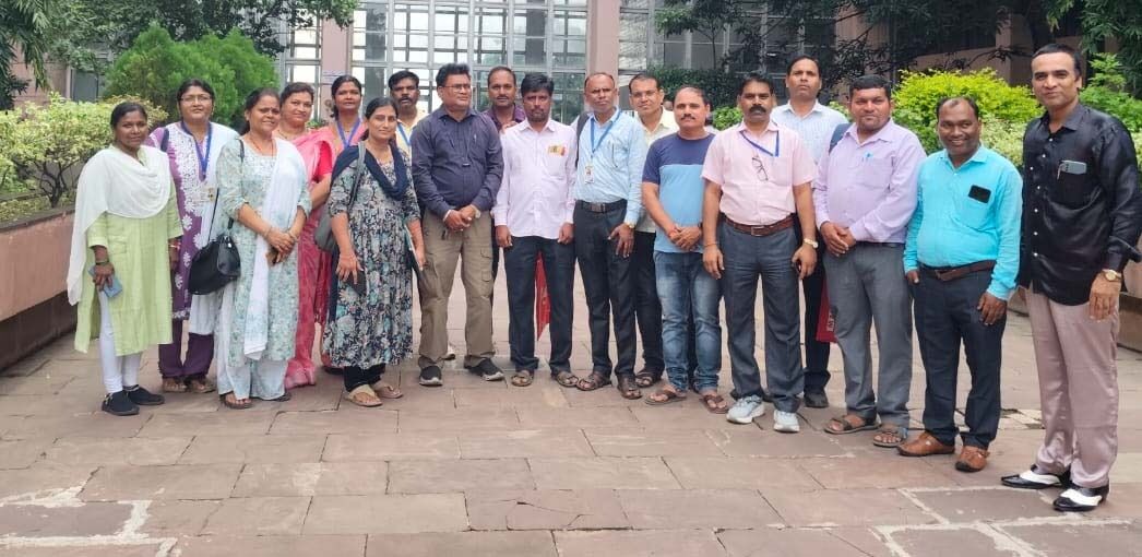 प्रदेश के 63 एकलव्य स्कूलों के प्राचार्य और शिक्षकों को नौकरी का डर