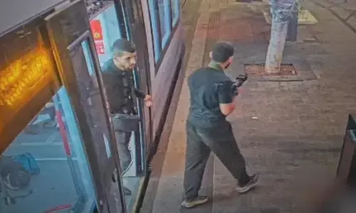 अंधाधुंध गोलाबारी में 8 नागरिकों की मौत, पुलिस ने दो आतंकवादियों को किया ढेर