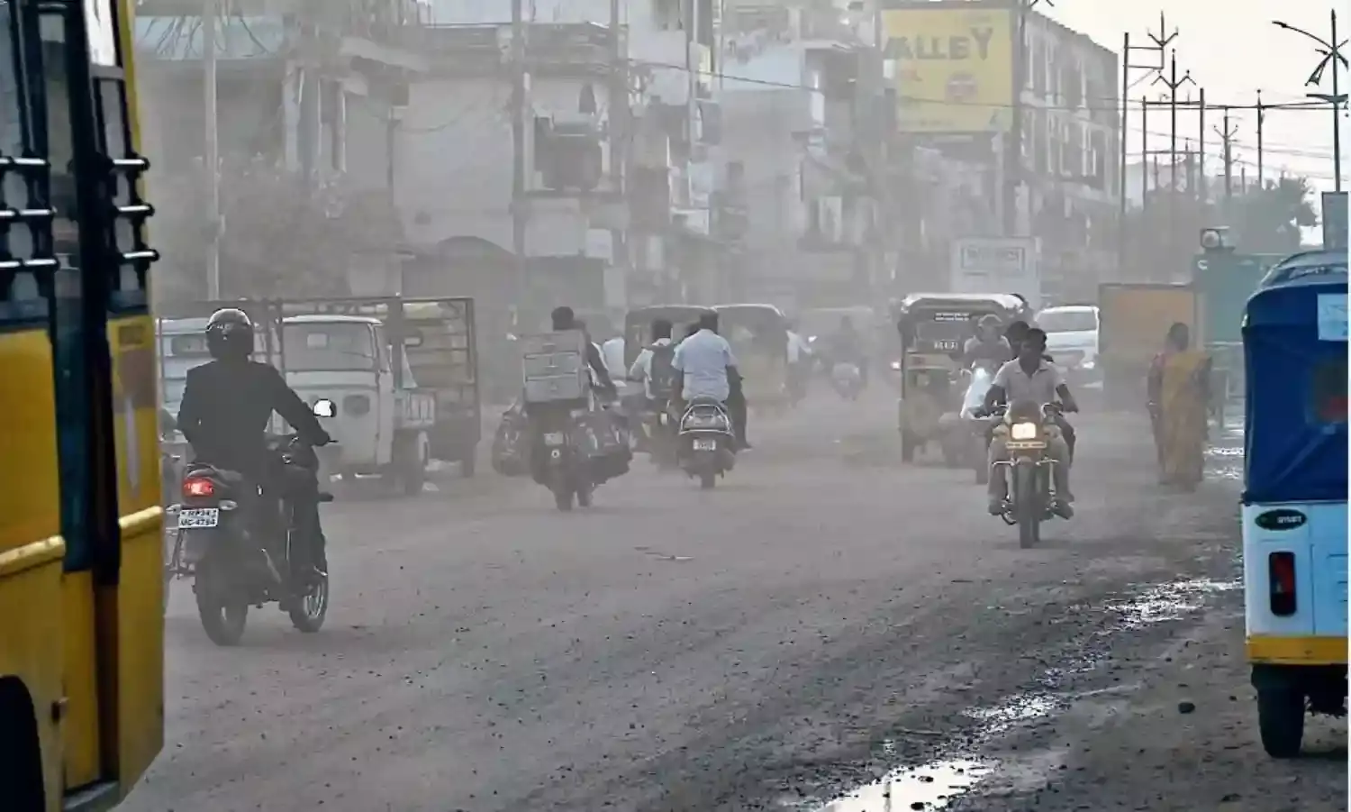 पहले खा रहे थे गड्ढों में हिचकोले, अब धूल फाँकने के लिए मजबूर हुए लोग