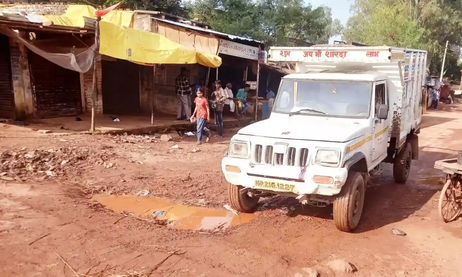 एक दिन बाद नवरात्र, नगर की सड़कों के हालत दयनीय