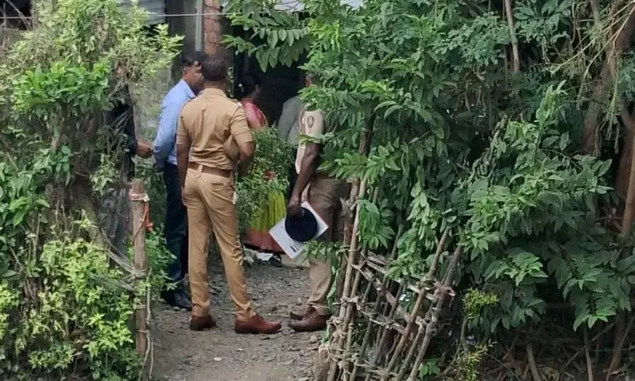 फांसी पर लटके मिले रिटायर्ड टीचर सहित परिवार के चार सदस्य, तीन के हाथ पैर थे बंधे