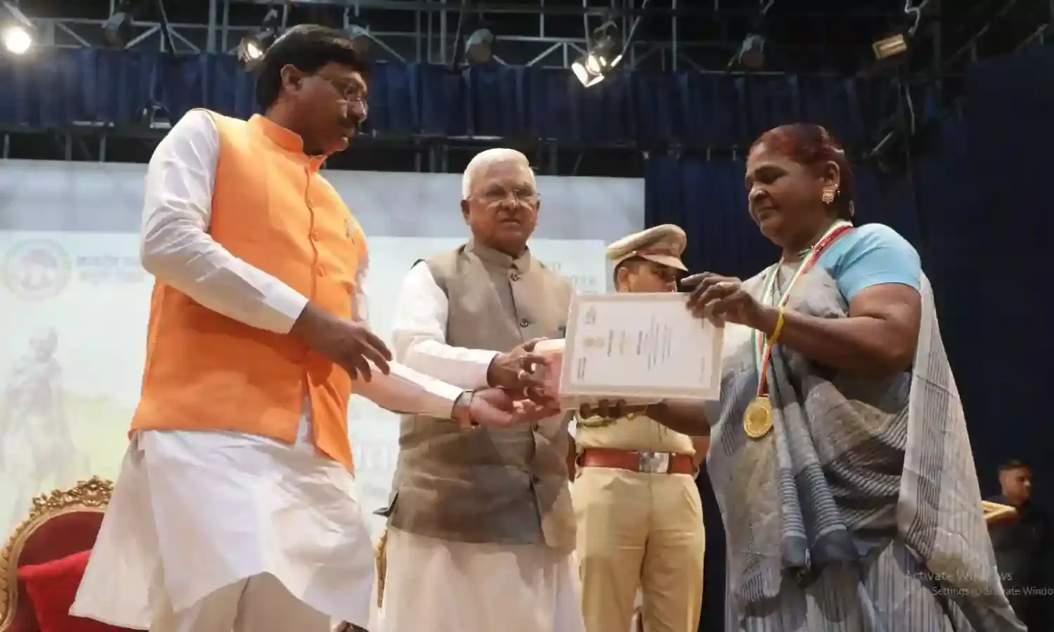 राज्यपाल मंगुभाई पटेल भजन संध्या संत वाणी कार्यक्रम में हुए शामिल