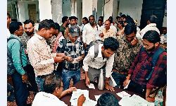 Jabalpur News: डेयरियों की गंदगी के कारण साँस लेना मुश्किल Jabalpur News: डेयरियों की गंदगी के कारण साँस लेना मुश्किल