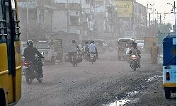 Jabalpur News: पहले खा रहे थे गड्ढों में हिचकोले, अब धूल फाँकने के लिए मजबूर हुए लोग Jabalpur News: पहले खा रहे थे गड्ढों में हिचकोले, अब धूल फाँकने के लिए मजबूर हुए लोग