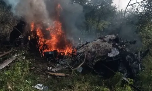 हेलीकॉप्टर क्रैश में दो पायलट सहित 3 की मौत, उड़ान के 5 मिनट बाद ही हादसा
