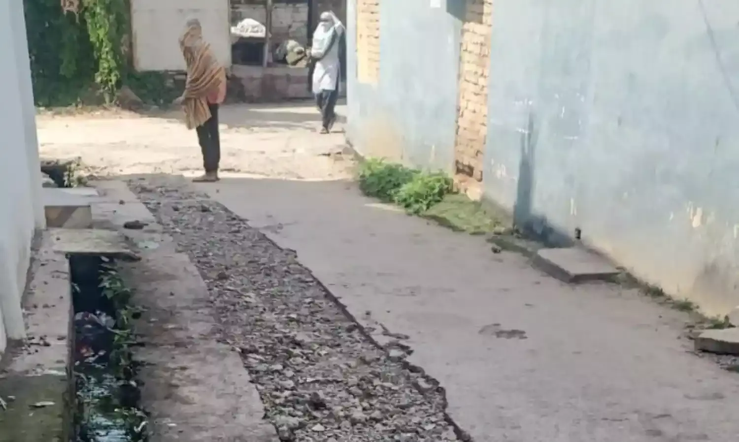 पेयजल पाइप लाइन के चलते नष्ट हुई शहर की सड़कें,सकरी गलियों में पैदल चलना भी हुआ दूभर