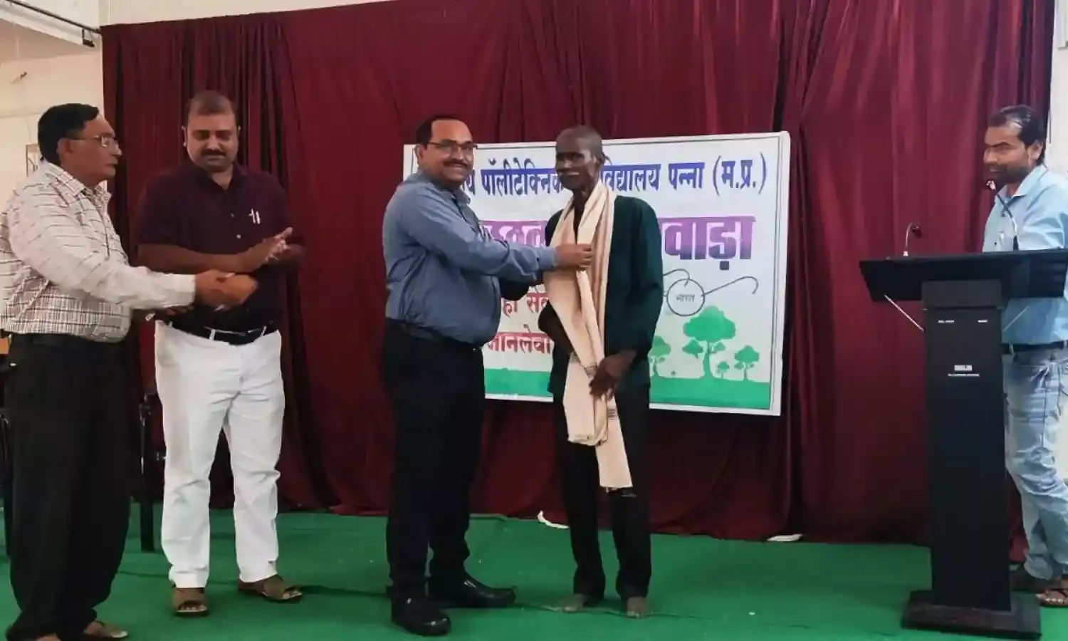 शासकीय पॉलीटेक्निक में किया गया स्वच्छता दूतों का सम्मान