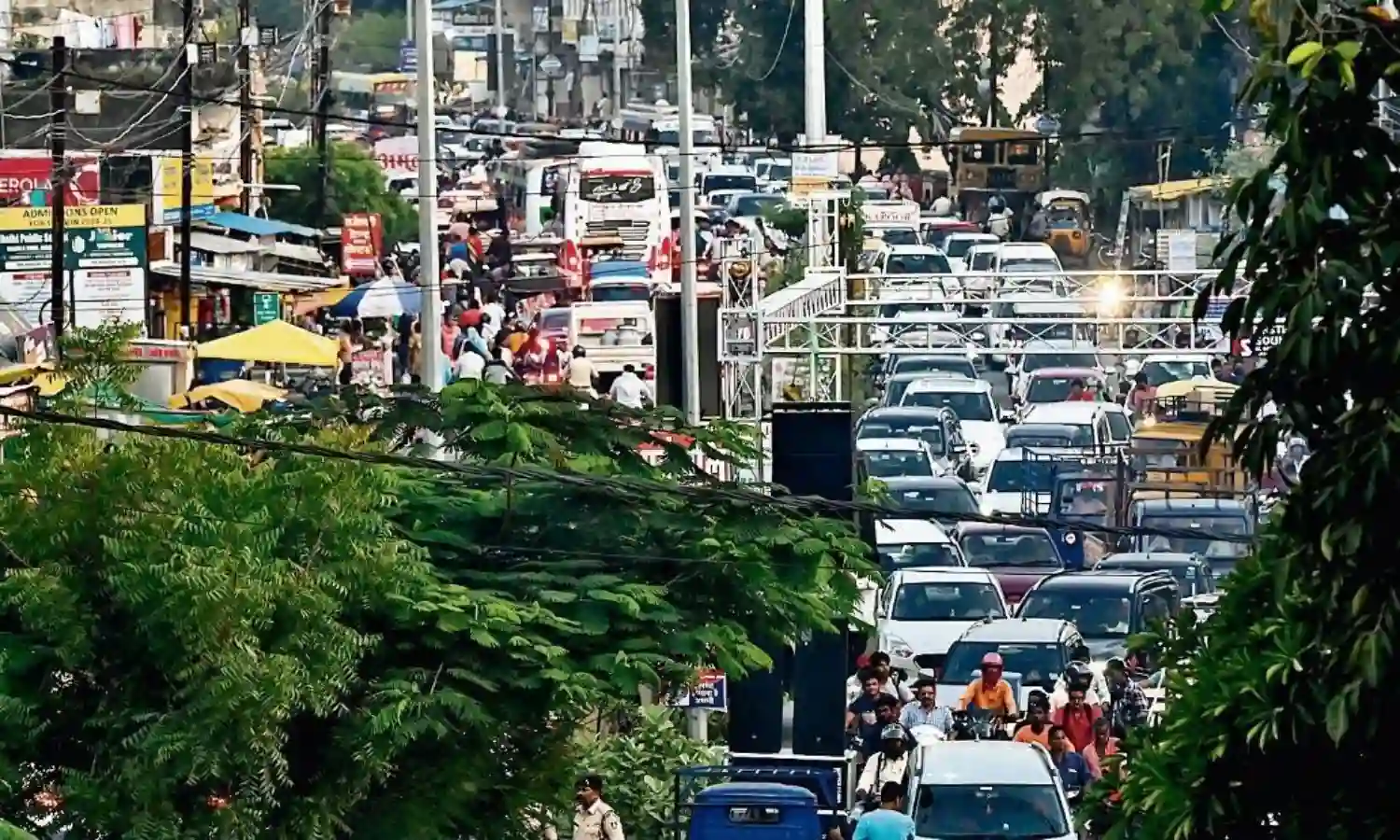 बीच सड़क पर बना लिया स्टेज लगा भारी जाम, कराह उठे लोग