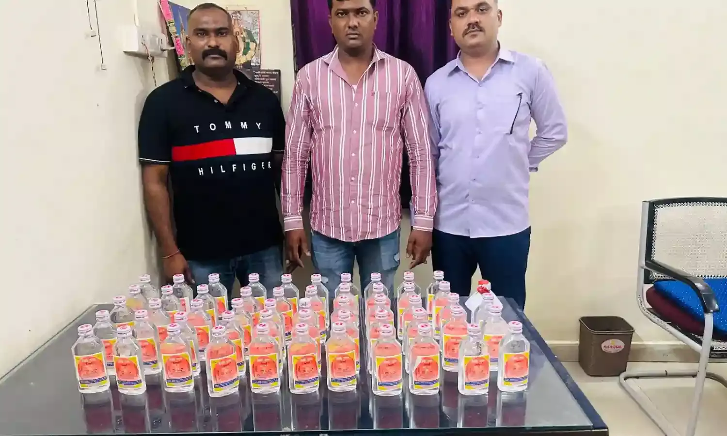 हवाई अड्डा की सुरक्षा दीवार से लगकर बिक रही थी शराब, पुलिस ने मारा छापा