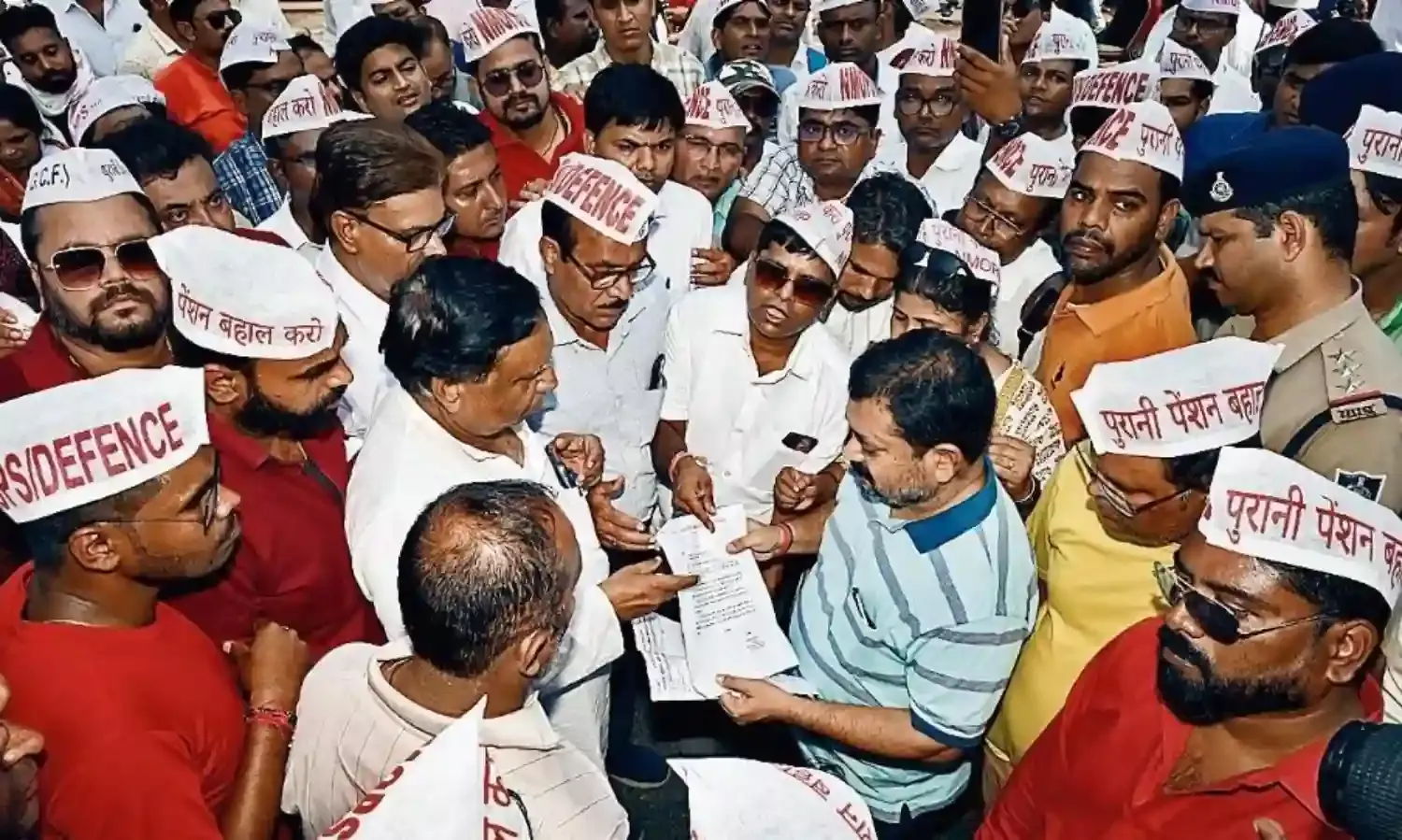 पुरानी पेंशन योजना की बहाली के लिए हजारों कर्मचारियों ने निकाली पदयात्रा