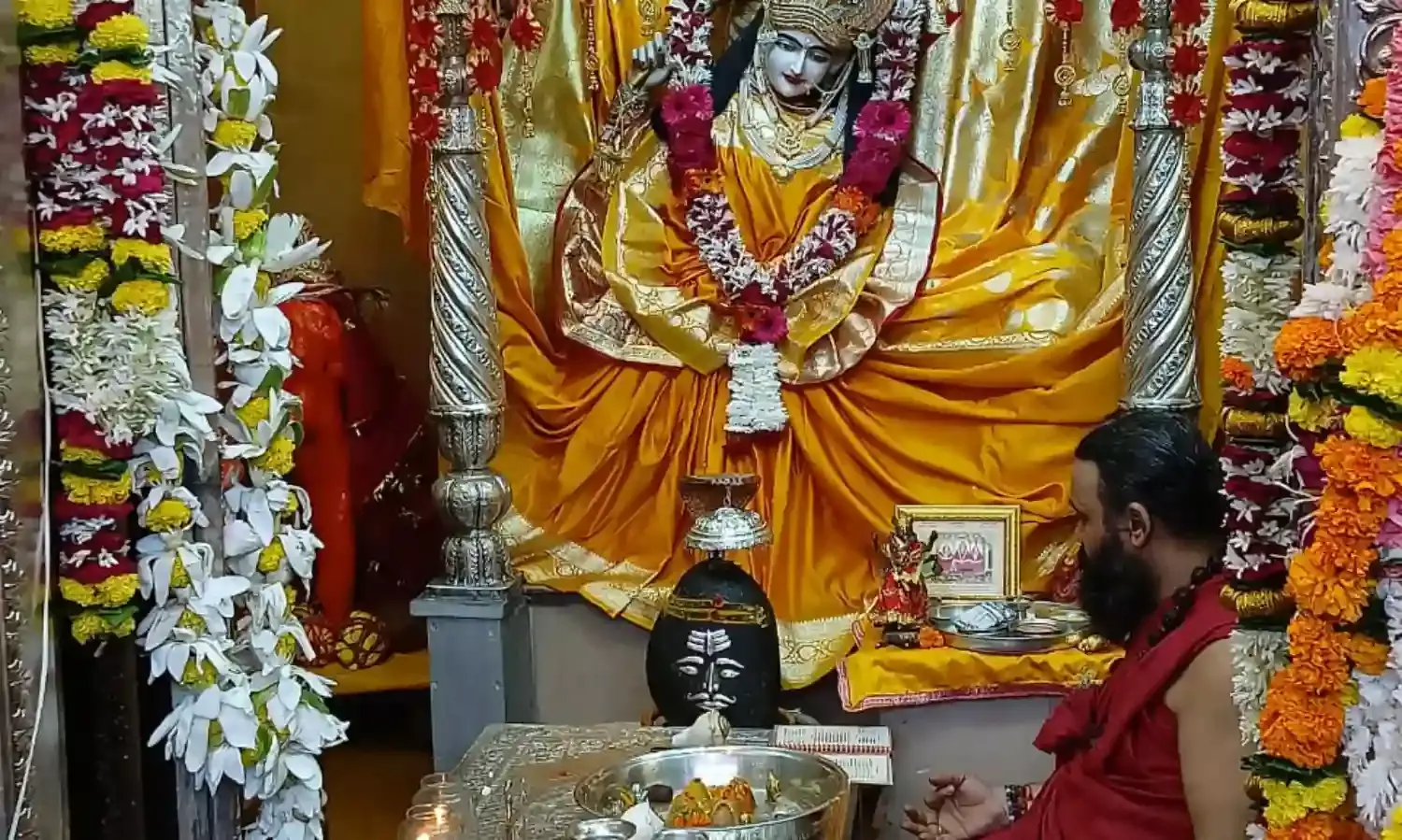 Jabalpur news। मंदिर में जल अर्पित करने लगीं कतारें, पंडालों में विराजीं माँ भवानी