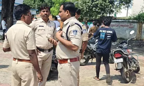 सोडा फैक्ट्री के बाहर ड्रायवर की हत्या, चचाई थाने में 48 घंटे बाद भी मामला दर्ज नहीं सोडा फैक्ट्री के बाहर ड्रायवर की हत्या, चचाई थाने में 48 घंटे बाद भी मामला दर्ज नहीं