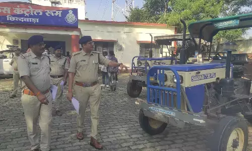 फर्जीवाड़े का खुलासा, किराए पर लेकर बेच दिए ट्रैक्टर-ट्राली, दो थानों की पुलिस ने जब्त किए १३ वाहन