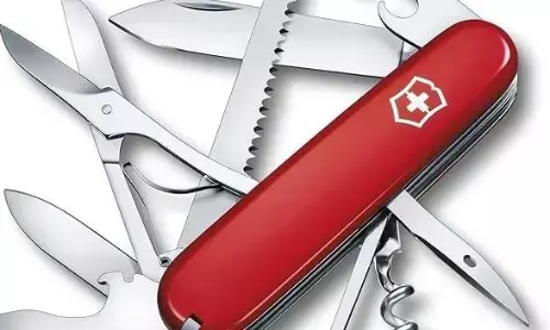 फल काटने वाले चाकू से ही पेशेंट का किया ऑपरेशन, साथी डॉक्टर्स रह गए सन्न फल काटने वाले चाकू से ही पेशेंट का किया ऑपरेशन, साथी डॉक्टर्स रह गए सन्न