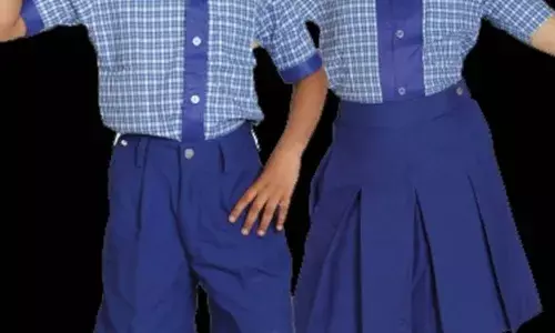 यूनिफार्म पर विवाद, छात्राओं को सलवार सूट की जगह स्कर्ट-कमीज दी जा रही यूनिफार्म पर विवाद, छात्राओं को सलवार सूट की जगह स्कर्ट-कमीज दी जा रही