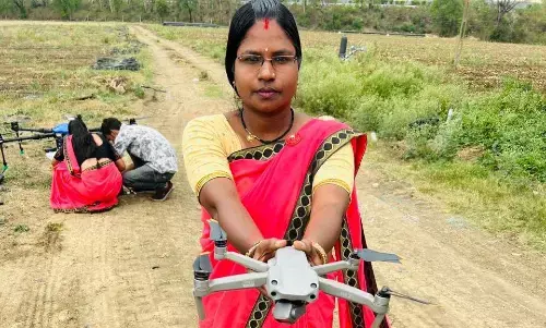 ड्रोन के पंखों के जरिए ख्वाबों को परवाज दे रहीं ड्रोन-दीदी