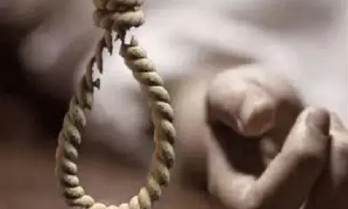 धारा 420 के आरोपी सहित उसके माता-पिता व भाई के फांसी के फंदे पर झूलते मिले शव