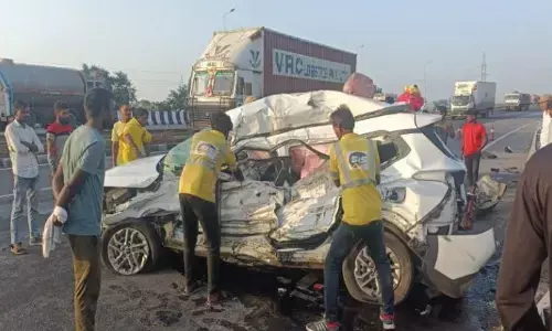 लखनवाड़ा थाने के सामने हुआ हादसा, सड़क हादसे में बेटे की मौत, माता-पिता घायल