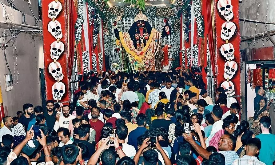 पंडालों में विराजीं माँ भवानी, दर्शन करने उमड़े श्रद्धालु पंडालों में विराजीं माँ भवानी, दर्शन करने उमड़े श्रद्धालु