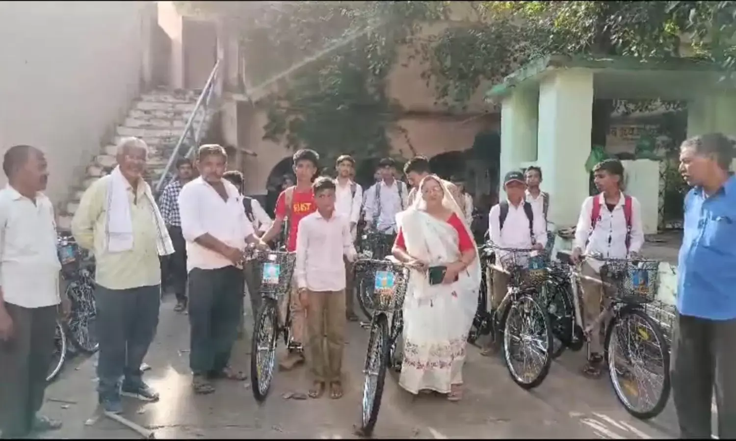 रैपुरा हायर सेकेण्डरी विद्यालय में छात्र-छात्राओं को वितरित की गई साइकिल