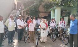 Panna News- रैपुरा हायर सेकेण्डरी विद्यालय में छात्र-छात्राओं को वितरित की गई साइकिल
