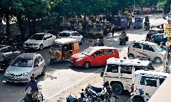 Jabalpur News: करोड़ों से बनी स्मार्ट सड़कों के फुटपाथ पर सुधारे जा रहे वाहन, कोई देखने वाला नहीं