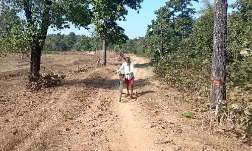 3 पीढ़ियां गुजर गईं, नसीब नहीं हुई पुल्लीगुड़म वासियों को पक्की सड़क