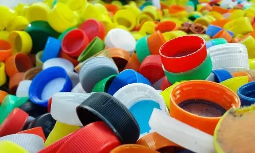 कभी सोचा है कि पानी का ढक्कन नीला ही क्यों होता है? चलिए जानते हैं अलग-अलग रंग के ढक्कन के बारे में कभी सोचा है कि पानी का ढक्कन नीला ही क्यों होता है? चलिए जानते हैं अलग-अलग रंग के ढक्कन के बारे में