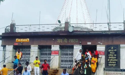 मैहर मंदिर में आया श्रद्धालु को हार्ट अटैक, मेडिकल टीम ने सीपीआर देकर बचाई जान