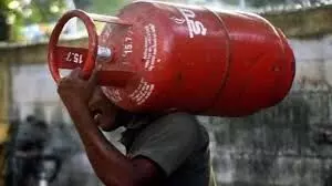 गैस कनेक्शन अपने नाम कराने के बाद लाडली बहनों को मिलेंगे तीन मुफ्त सिलेंडर गैस कनेक्शन अपने नाम कराने के बाद लाडली बहनों को मिलेंगे तीन मुफ्त सिलेंडर