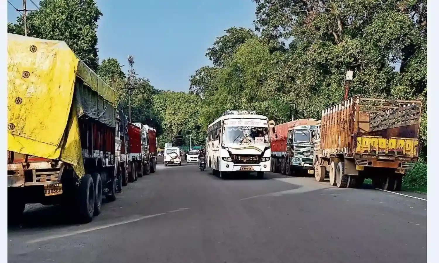 सीएसडी कैंटीन के बाहर ट्रकों का जमावड़ा, राहगीरों की मुसीबत