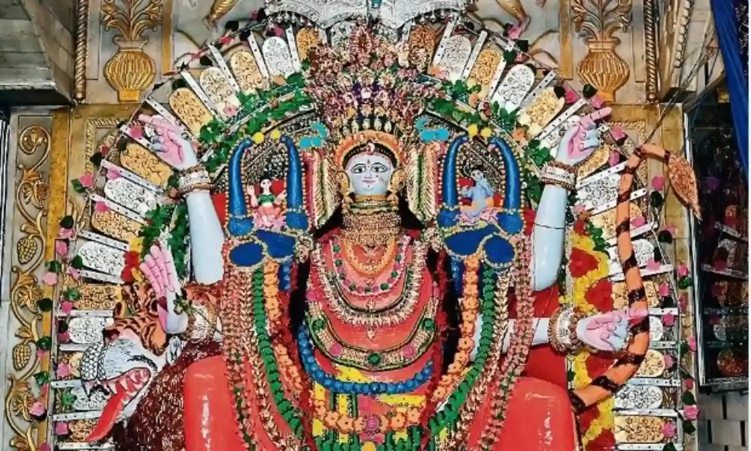 रोशनी से जगमगाए पंडाल, गूँजे माता के जयकारे
