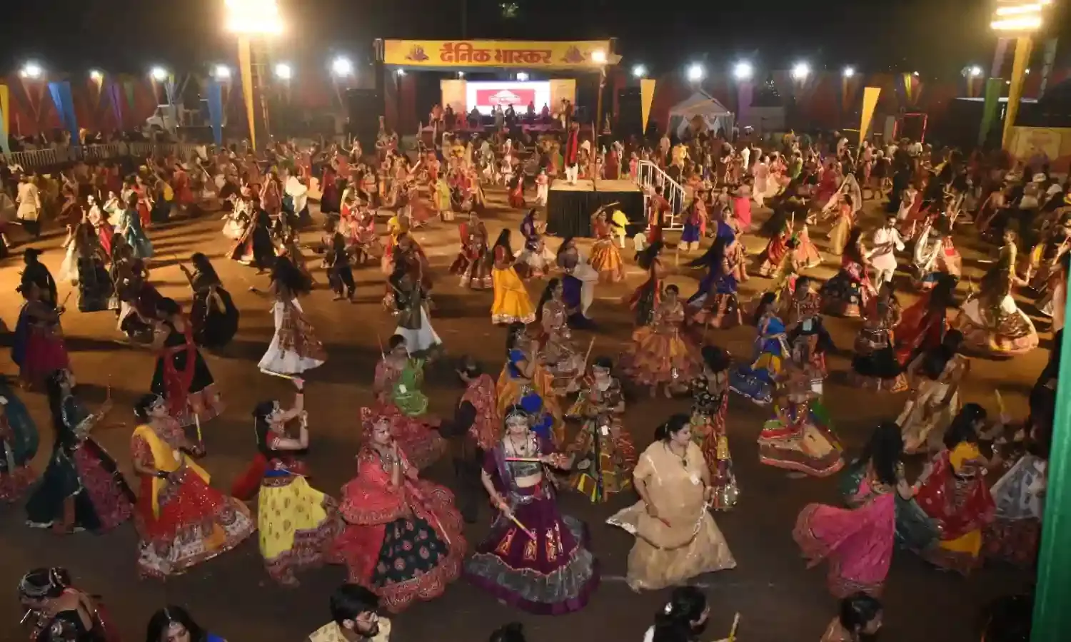 Jabalpur News । पगड़ी में मोर पंख, दिल में उमंग, शुरू हुआ गरबा... सब नाचे संग-संग