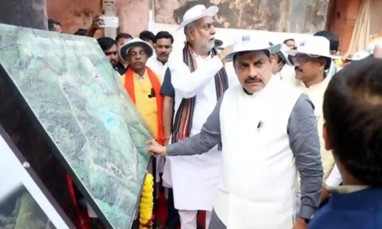 मुख्यमंत्री ने सिंगौरगढ़ किले के हाथी दरवाजा का भ्रमण कर प्रदर्शनी का किया उद्घाटन, बोले - रानी दुर्गावती जयंती अद्वितीय मनी