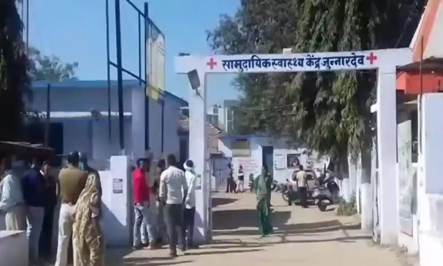 108 एम्बुलेंस स्टाफ की मनमानी...मरीज को जिला अस्पताल ले जाने से किया इनकार, परिजनों ने किया हंगामा, बीएमओ ने सीएमएचओ से की शिकायत