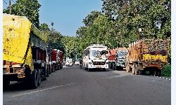 Jabalpur News: सीएसडी कैंटीन के बाहर ट्रकों का जमावड़ा, राहगीरों की मुसीबत