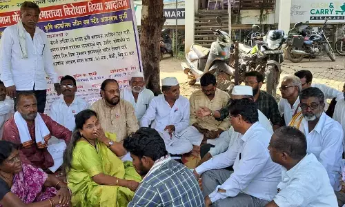 धरना स्थल पर पहुंचे अफसरों पर भड़के किसान, पहले मुआवजा दिलाने कहा धरना स्थल पर पहुंचे अफसरों पर भड़के किसान, पहले मुआवजा दिलाने कहा