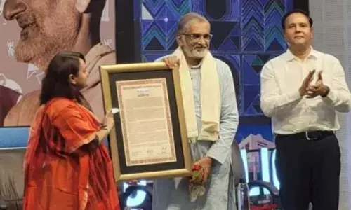 पद्मश्री डा. अभय बंग को ग्वालियर यूनिवर्सिटी ने प्रदान किया बादशाह खान पुरस्कार