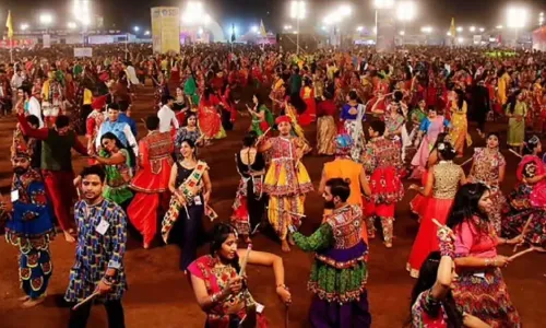 नवरात्रि में करते हैं डांडिया और गरबा, लेकिन क्या आप जानते हैं इसका महत्व? नवरात्रि में करते हैं डांडिया और गरबा, लेकिन क्या आप जानते हैं इसका महत्व?