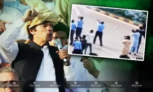 पूर्व पीएम इमरान खान के समर्थकों पर सुरक्षाबलों ने की फायरिंग, छोड़ी आंसू गैस के गोले, राजमार्गों के साथ मोबाइल सेवाएं बंद पूर्व पीएम इमरान खान के समर्थकों पर सुरक्षाबलों ने की फायरिंग, छोड़ी आंसू गैस के गोले, राजमार्गों के साथ मोबाइल सेवाएं बंद