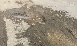 Panna News-पन्ना-सतना राजमार्ग में देवेन्द्रनगर कस्बा में सडक पर बने गढ्ढे, हादसे की संभावना