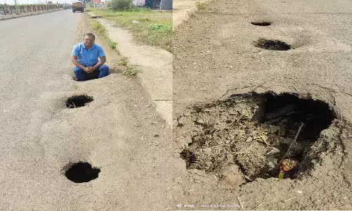 धुले-सोलापुर मार्ग के तीन गड्ढे दुर्घटना को दे रहे निमंत्रण, तत्काल भरने की मांग धुले-सोलापुर मार्ग के तीन गड्ढे दुर्घटना को दे रहे निमंत्रण, तत्काल भरने की मांग
