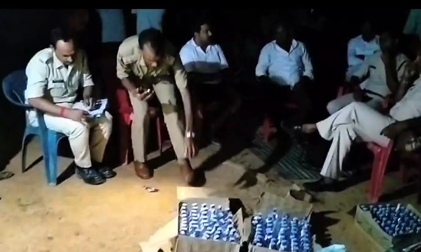 पुलिस-आबकारी ने नहीं सुनी तो ग्रामीणों ने पकड़ी शराब पुलिस-आबकारी ने नहीं सुनी तो ग्रामीणों ने पकड़ी शराब