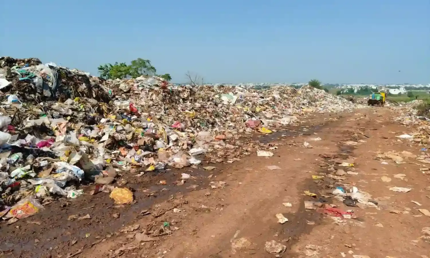 रास्ते पर उड़ेल दिया शहर का कचरा, लगा अंबार,लोग आक्रोशित