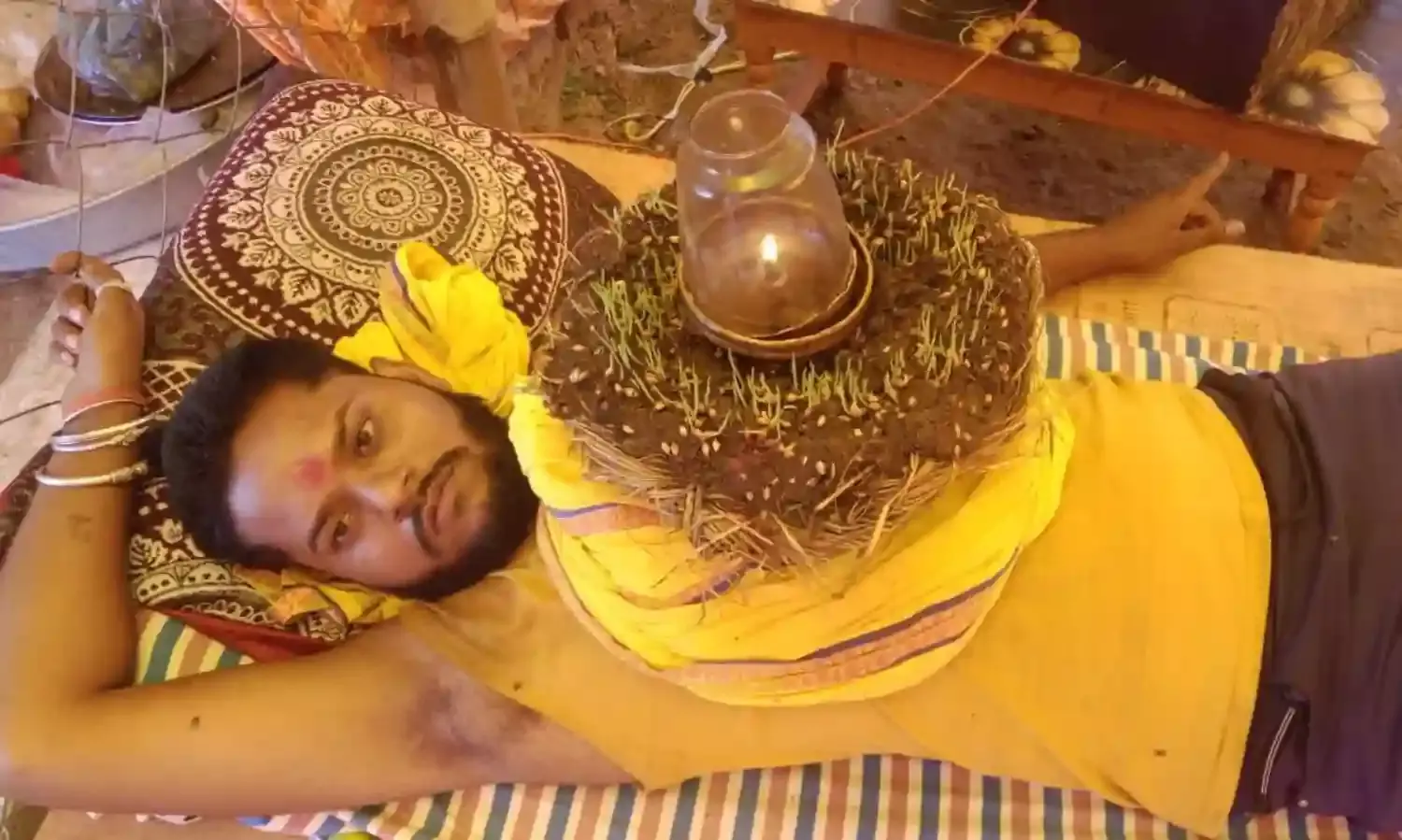 नवरात्रि पर भक्त ने अन्न-जल का त्याग कर शरीर पर बोये जवारे
