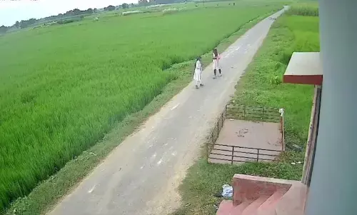 देवरिया में छेड़छाड़ के आरोपियों को पुलिस ने मारी गोली, स्कूल से लौट रहीं 8वीं क्लास की छात्राओं से की थी छेड़खानी