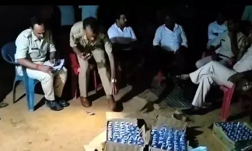 पुलिस-आबकारी ने नहीं सुनी तो ग्रामीणों ने पकड़ी शराब