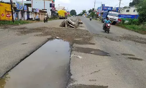 मॉडल रोड को क्षतिग्रस्त कर रहे लल्लू सिंह चौक स्थित धर्मकांटा मेें आने वाले भारी वाहन