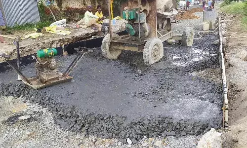 सीसी रोड निर्माण में एक रूपता की कमी पर उठाए जा रहे सवाल